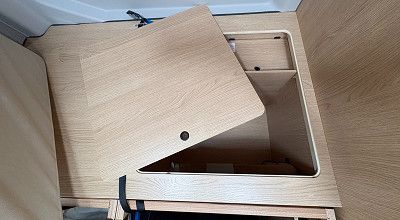 Staufach unter dem linken Bettteil im Sunlight Campervan Cliff 4x4 Greentrek