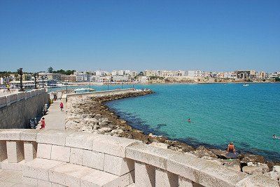 Blick auf die Promenade und den Strand von Otranto