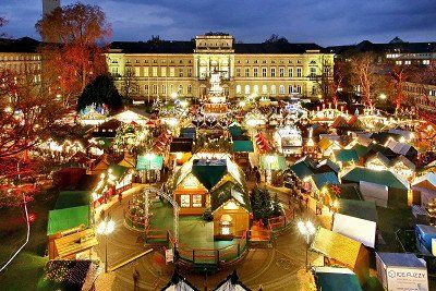 Blick von oben auf den Weihnachtsmarkt Karlsruhe am Friedrichsplatz