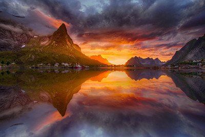 Mitternachtssonne und dramatische Wolken auf den Lofoten