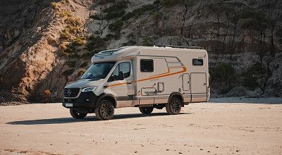 Hymer Wohnmobil ML-T 580 CrossTrail von aussen seitlich auf einem Strand in Daenemark