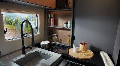 Kueche mit Induktionskochfeld im Wohnmobil iSmove von Niesmann+Bischoff