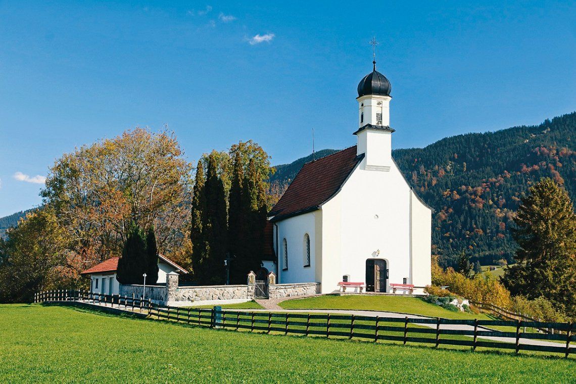 Blick auf kleine Kirche St. Peter bei Berghof im Allgäu
