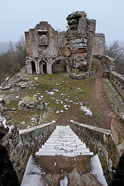 Burgruine Neuscharfeneck in der Pfalz im Winter