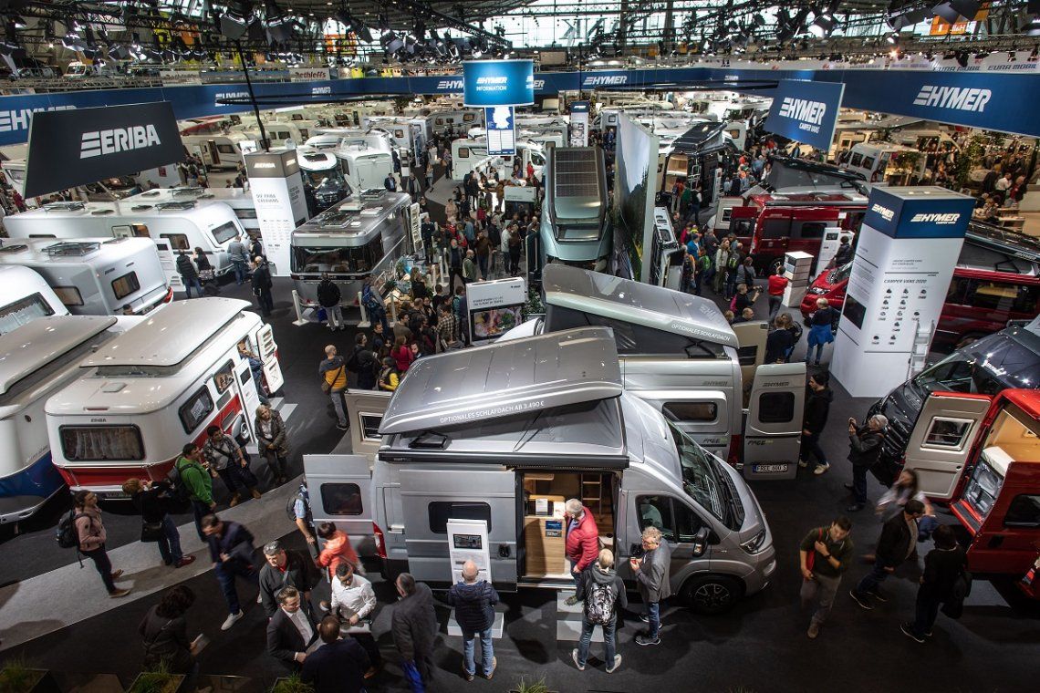 Blick von oben auf den Hymer-Stand in Halle 1 auf der CMT