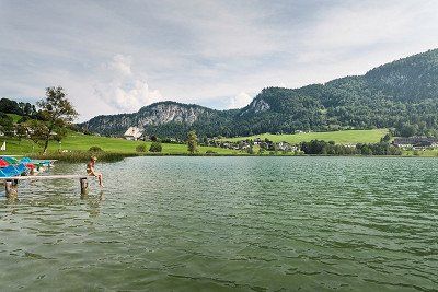 Blick über den Thiersee auf die umliegenden Berge