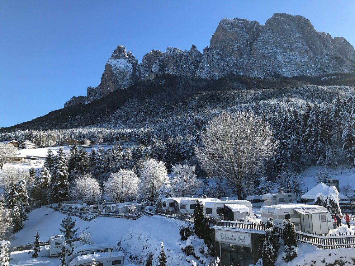 blick auf den Campingplatz Seiser Alm und den Rosengarten im Winter