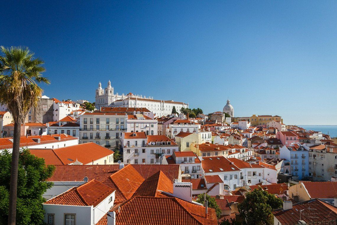 Blick auf historische Gebäude in Lissabon auf einem Hügel