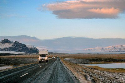 Camper auf Strasse in Island 