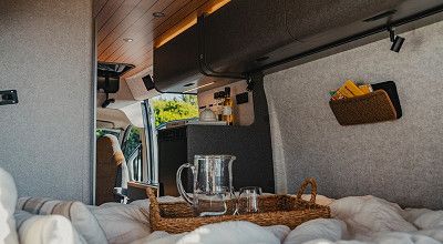 Indirekte Beleuchtung und LED-Spots im Hymer Campervan Redwood