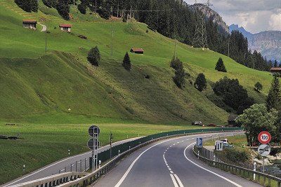 Zwitserse snelweg met snelheidslimiet