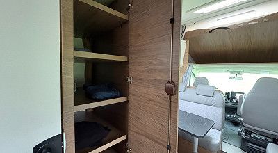 Kleiderschrank mit Faechern im Corigon Wohnmobil A 70 D