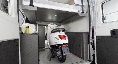 Hubbett im Etrusco Campervan CV 640 PB+ mit Motorroller darunter
