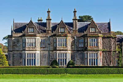 Fensteransicht des viktorianischen Muckross House bei Killarney 